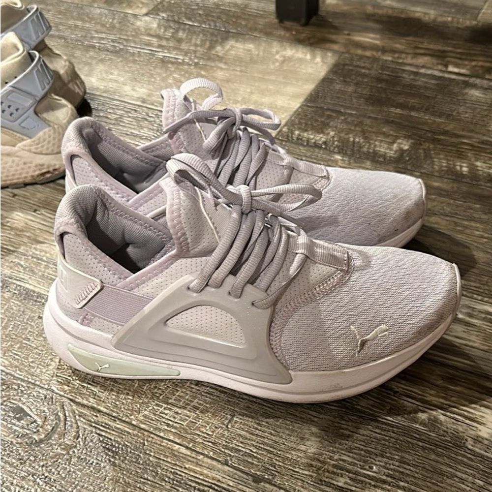 Super cute purple women’s pumas size 7.5